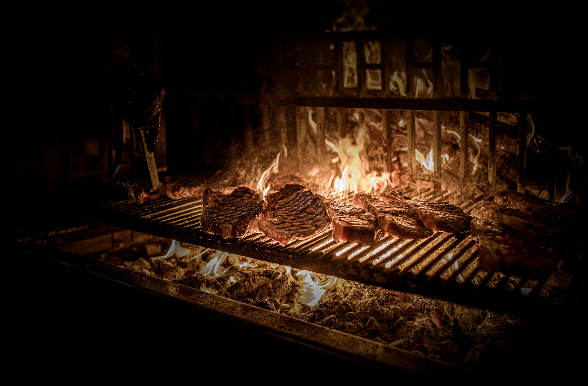 Steaks op de grill boven open vuur